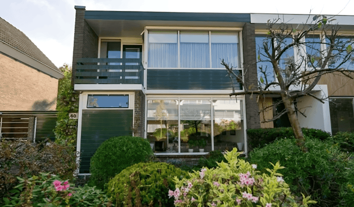 Hoekwoning met tuin, gemeubileerd en parkeergelegenheid