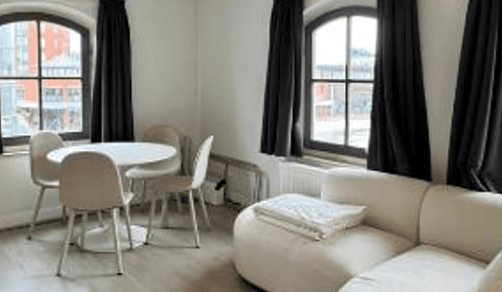 Kaal Kamer met eigen wastafel en gedeeld balkon