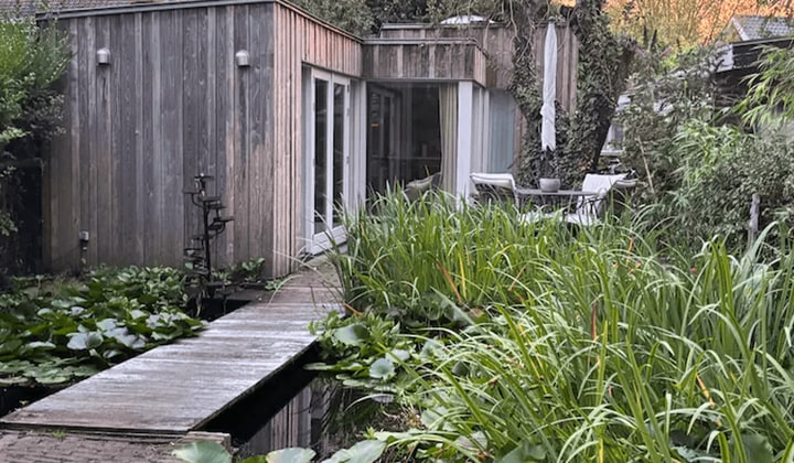 Gemeubileerd studio appartement met tuin en parkeergelegenheid