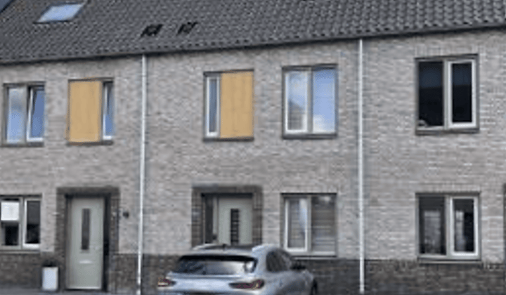 Moderne tussenwoning met tuin en eigen parkeerplaats