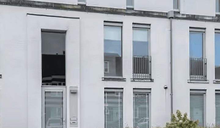 Gestoffeerde tussenwoning met tuin en privéparkeerplaats