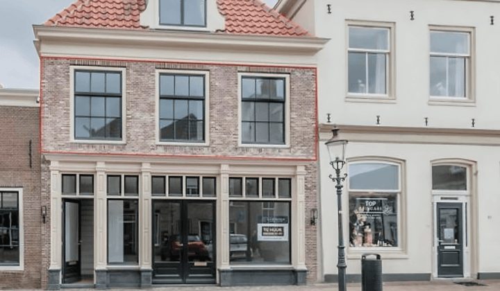 Ruim appartement met balkon en luxe keuken