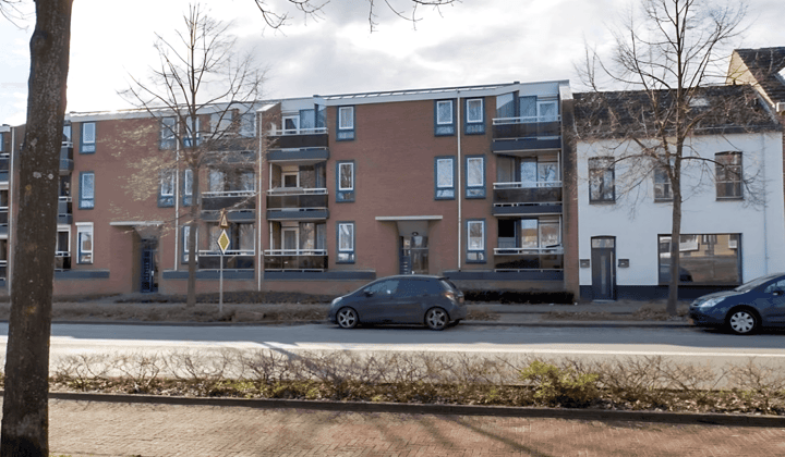 Gestoffeerd appartement met balkon en eigen parkeerplaats