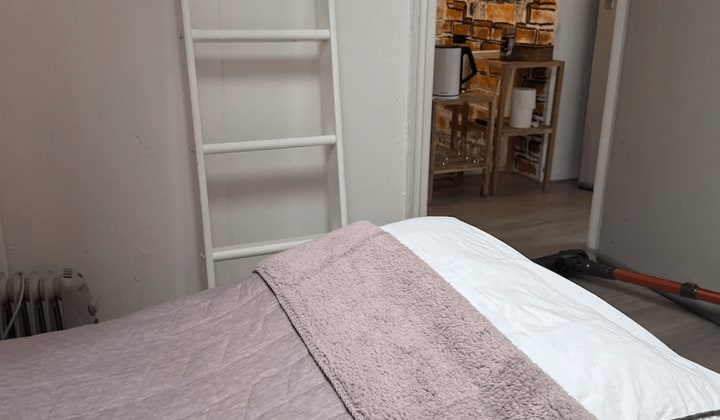Kamer met balkon en wasmachine in aparthotel in centrum
