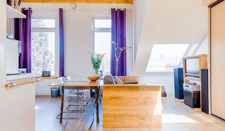 Grote kamer in monument met tuin en parkeren