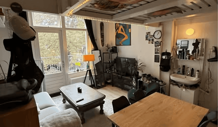 Studentenkamer met balkon en gedeelde woonkamer