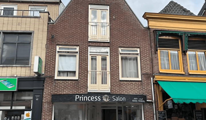 Appartement met Frans balkon en hoge plafonds