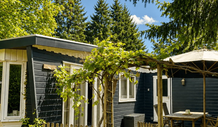 Houten huis met 1 slaapkamer en wasmachine