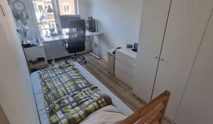 Studentenkamer met balkon en wasmachine