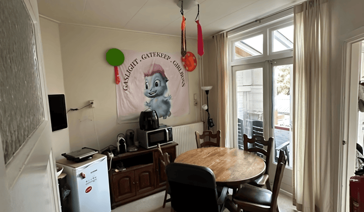 Studentenkamer met balkon en gedeelde wasmachine