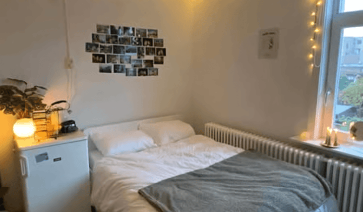 Kamer met eigen wasbak en inbouwkast in gedeeld huis