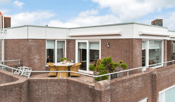 Gestoffeerd appartement met balkon en parkeergelegenheid