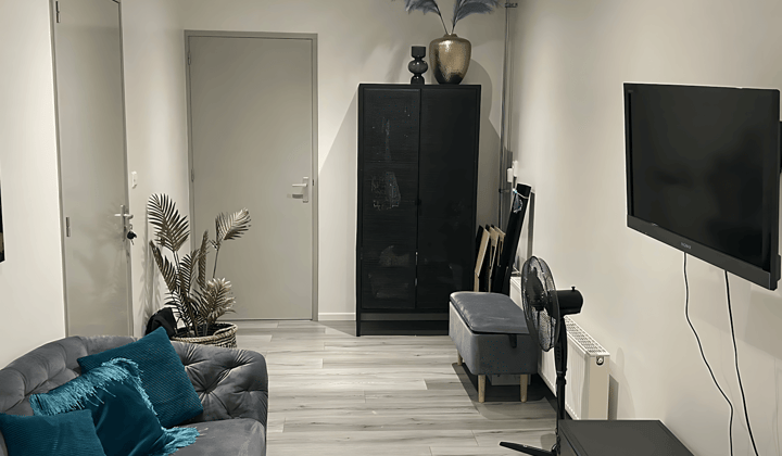 Appartement met nieuwe badkamer en laminaat