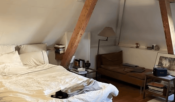 Gemeubileerde kamer met werkende bewoners in stadscentrum