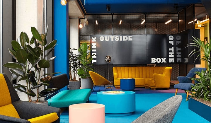 Kamer met queensize bed en bar in designhotel