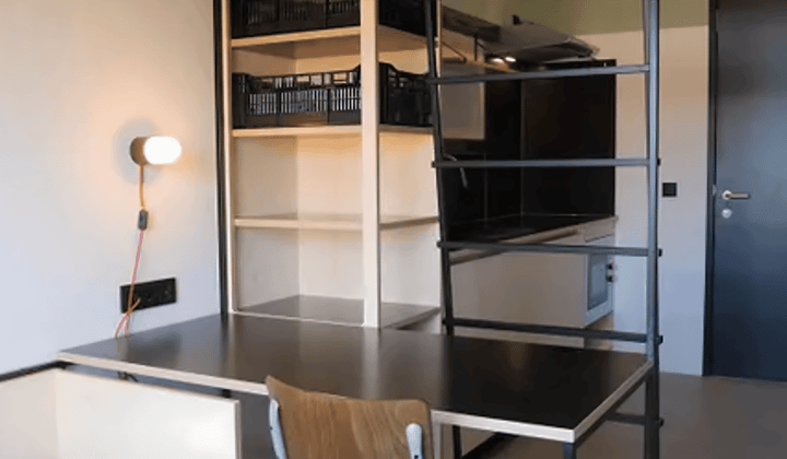 Gemeubileerde studio met eigen badkamer en keuken, inclusief wasmachineaansluiting en parkeerplaats
