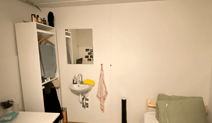 Gestoffeerde studentenkamer met balkon en wifi