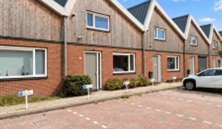 Tussenwoning met tuin en eigen parkeerplaats