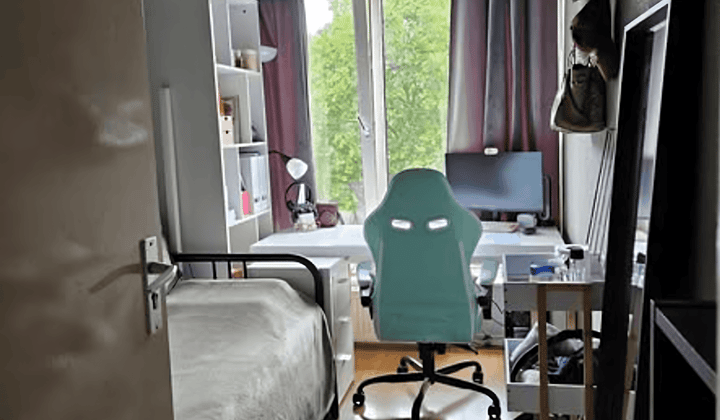 Kamer met balkon en gedeelde woonruimte