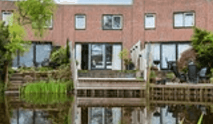 Eengezinswoning met tuin aan het water, gemeubileerd en gestoffeerd