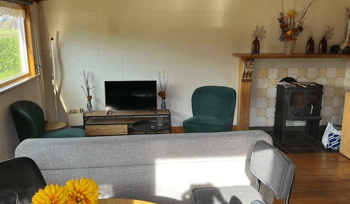 Woning met tuin, gemeubileerd en parkeerplaats