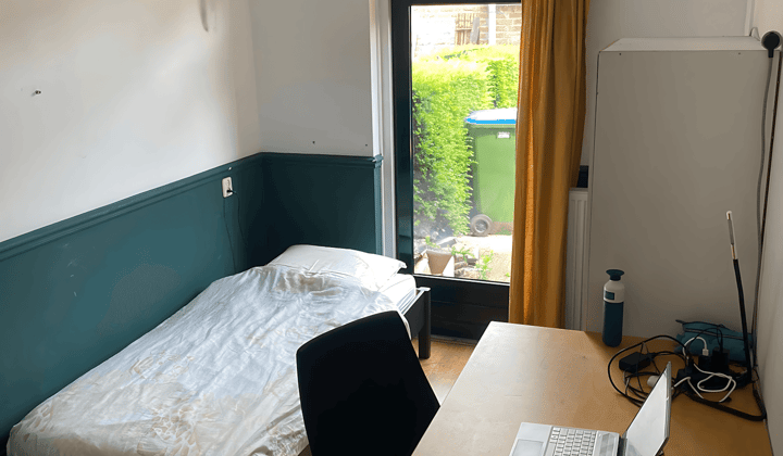 Kaal Kamer met Eigen Wasbak en Koelkast