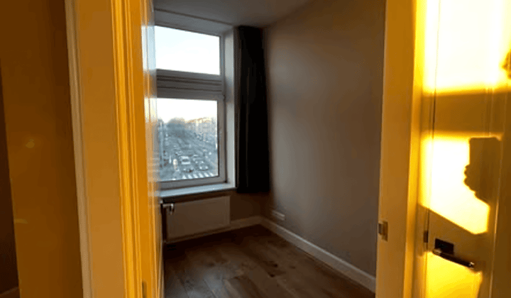 Kleine kamer met balkon, alleen voor mannen, studenten