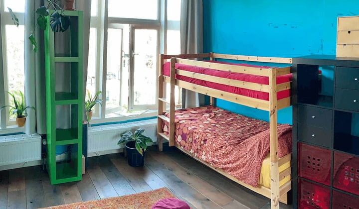 Gemeubileerde kamer met balkon en wasmachine