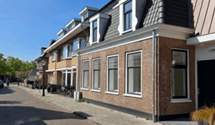 Licht appartement met balkon en parkeergelegenheid