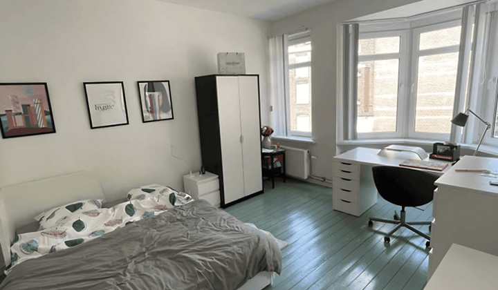 Gemeubileerde studentenkamer met balkon en wasmachine