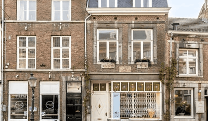 Monumentaal herenhuis met winkelruimte in centrum