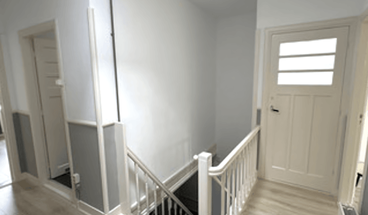 Woning met modern badkamer en balkon