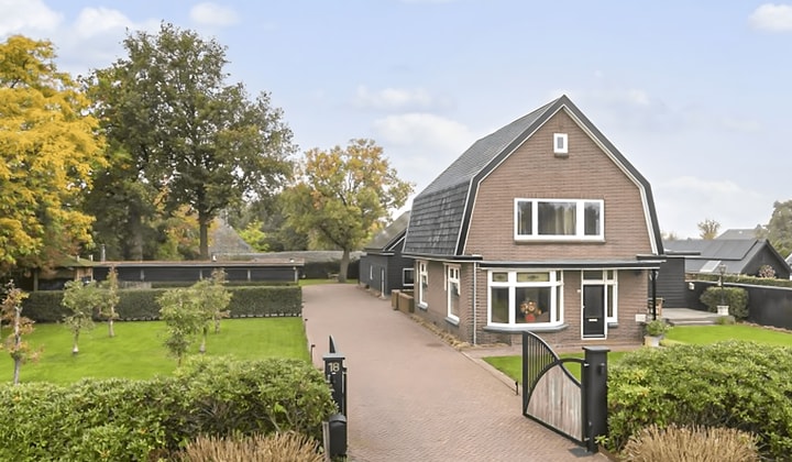 Huis | 327m² | €3900,-