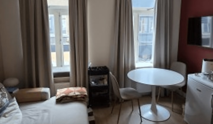 Studio | Halstraat | €900,-