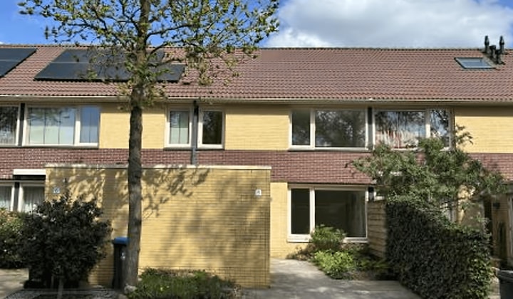 Tussenwoning met tuin en eigen parkeerplaats