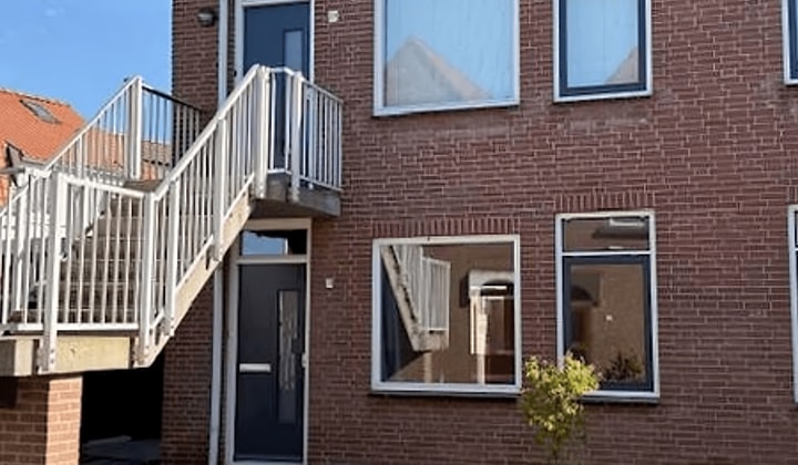 Gemeubileerd appartement met tuin en één slaapkamer