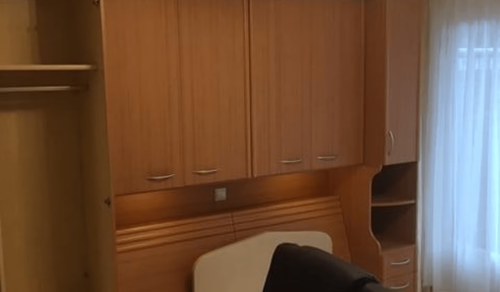 Gemeubileerde studentenkamer met balkon en parkeerplek