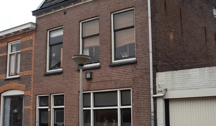 Gemeubileerde kamer met gestoffeerd interieur