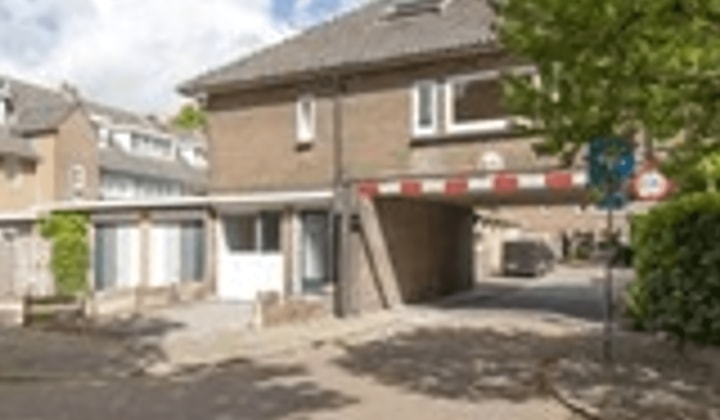 Gestoffeerd 3-kamer appartement met privéparkeerplaats