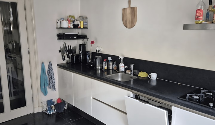 Kaal kamer met tuin en wasmachine, alleen vrouwen