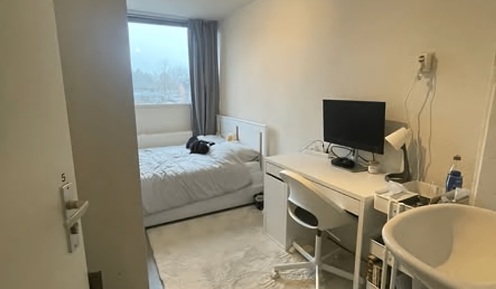 Kamer met eigen wasbak en gedeelde tuin