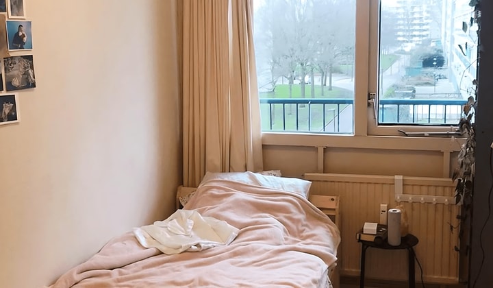 Gemeubileerde kamer met balkon en wasmachine, alleen vrouwen