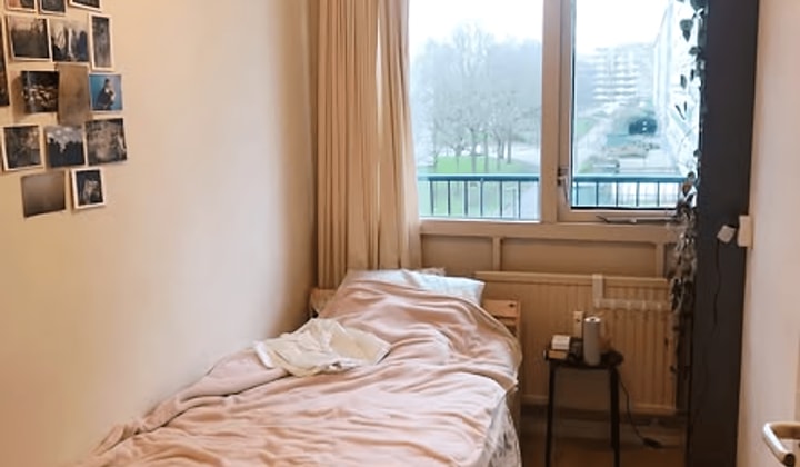 Gemeubileerde kamer met balkon en wasmachine