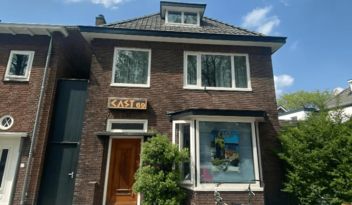 Gestoffeerde kamer met eigen wasbak in studentenhuis