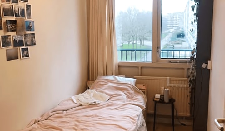 Gemeubileerde kamer met balkon en wasmachine