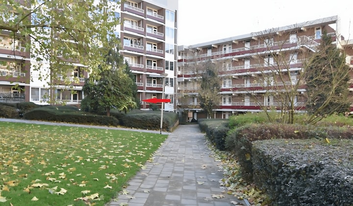 Appartement met Balkon en Wasmachine, Kaal en Prijs Inclusief