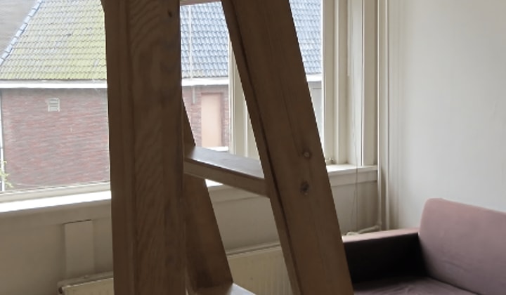 Kaal studentenkamer met balkon en gedeelde voorzieningen