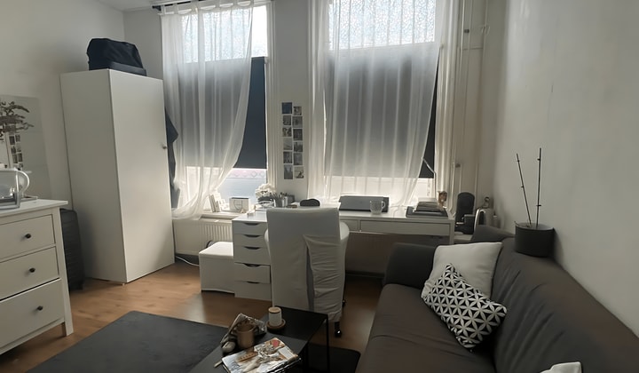 Kaal studentenkamer met wasmachine en vaste lasten inbegrepen