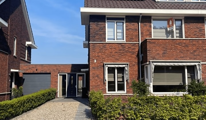 Twee-onder-een-kap woning met tuin en parkeerplaats, gestoffeerd en tijdelijk beschikbaar