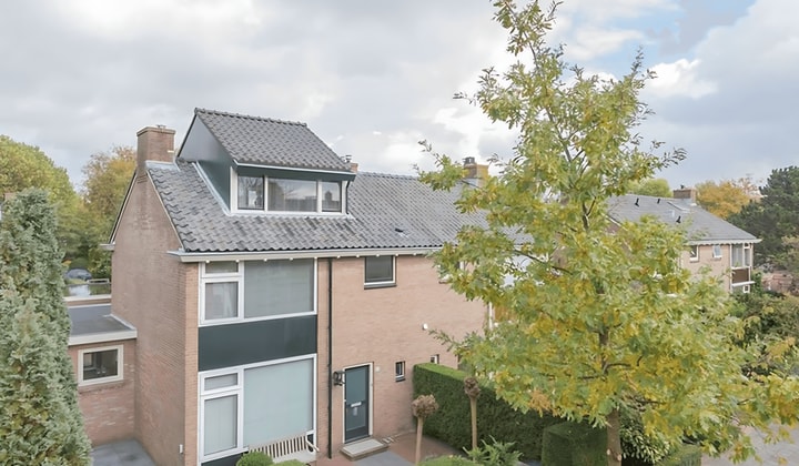 Gestoffeerde hoekwoning met tuin en parkeergelegenheid
